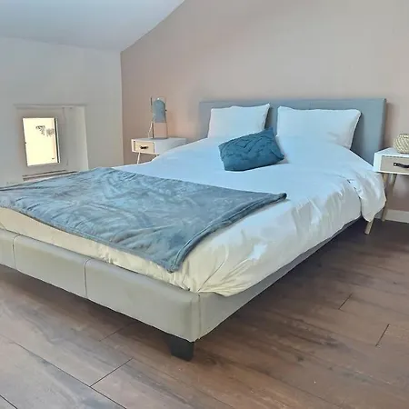 Le Saint-quentin Apartment *