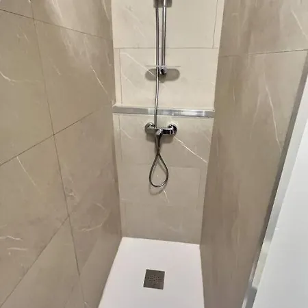 Le Saint-quentin Apartment *